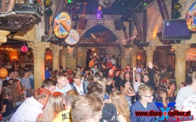 Schools OUT! Die XXL Schaumparty